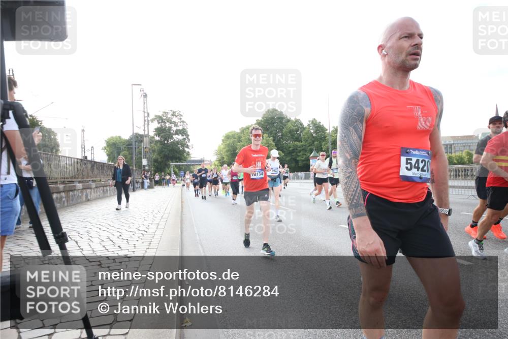 29.06.2025 - hella hamburg halbmarathon Jannik Wohlers http://msf.ph/oto/8146284 29.06.2025 09:58:58 Lombardsbrücke 1319, 1366, 1506, 1595, 1642, 2282, 2630, 3112, 3715, 4467, 4839, 5299, 5420, 5457, 5458, 5465, 5492, 5866, 6390, 6414, 6415, 6416, 7033, 7037, 7129, 7130, 7395, 7833, 8509, 8542, 8652, 8929, 9903, 9922, 10020, 10266, 10518, 10519, 11041, 11068, 11625, 11689, 12014, 12186, 12406, 12446, 12544, 12778, 12910, 12912, 12949, 13792, 13841, 13912, 15000, 15156, 15197, 15269, 15408, 15441, 15686, 15856, 15884, 16189, 16334, 16574, 16679, 16868, 17045, 17198, 17455 meine-sportfotos.de