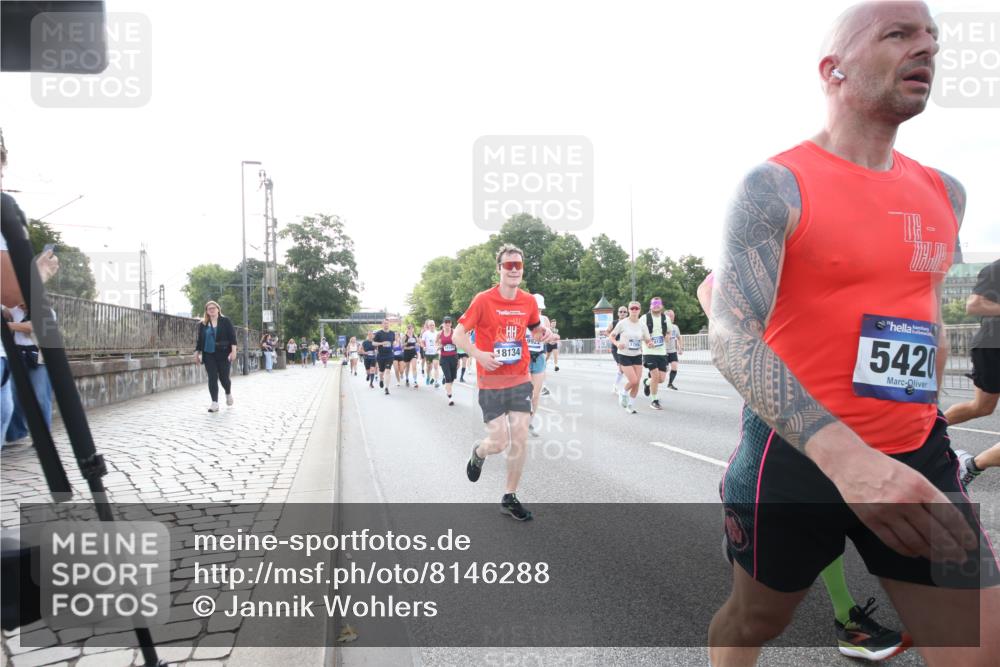 29.06.2025 - hella hamburg halbmarathon Jannik Wohlers http://msf.ph/oto/8146288 29.06.2025 09:58:58 Lombardsbrücke 1319, 1366, 1506, 1595, 1642, 2282, 2630, 3112, 3715, 4467, 4839, 5299, 5420, 5457, 5458, 5465, 5492, 5866, 6390, 6414, 6415, 6416, 7033, 7037, 7129, 7130, 7395, 7833, 8509, 8542, 8652, 8929, 9903, 9922, 10020, 10266, 10518, 10519, 11041, 11068, 11625, 11689, 12014, 12186, 12406, 12446, 12544, 12778, 12910, 12912, 12949, 13792, 13841, 13912, 15000, 15156, 15197, 15269, 15408, 15441, 15686, 15856, 15884, 16189, 16334, 16574, 16679, 16868, 17045, 17198, 17455 meine-sportfotos.de