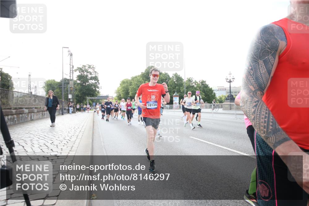 29.06.2025 - hella hamburg halbmarathon Jannik Wohlers http://msf.ph/oto/8146297 29.06.2025 09:58:59 Lombardsbrücke 1319, 1366, 1506, 1595, 1642, 2282, 2630, 3112, 4467, 4839, 5299, 5420, 5457, 5458, 5465, 5492, 5866, 6390, 6414, 6415, 6416, 7037, 7129, 7130, 7395, 7833, 8509, 8542, 8652, 8929, 9903, 9922, 10020, 10266, 10518, 10519, 11068, 11625, 11689, 12014, 12186, 12406, 12446, 12544, 12778, 12910, 12912, 12949, 13792, 13841, 13912, 15000, 15156, 15197, 15269, 15408, 15441, 15686, 15856, 15884, 16189, 16334, 16574, 16679, 16868, 17045, 17198, 17455, 18200, 18202 meine-sportfotos.de