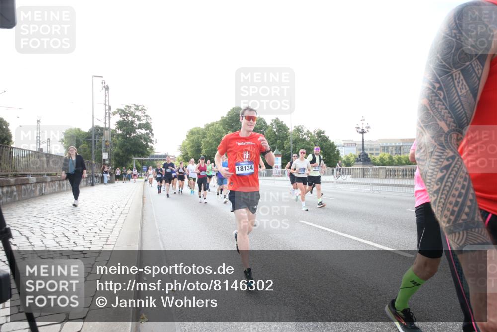 29.06.2025 - hella hamburg halbmarathon Jannik Wohlers http://msf.ph/oto/8146302 29.06.2025 09:58:59 Lombardsbrücke 1319, 1366, 1506, 1595, 1642, 2282, 2630, 3112, 4467, 4839, 5299, 5420, 5457, 5458, 5465, 5492, 5866, 6390, 6414, 6415, 6416, 7037, 7129, 7130, 7395, 7833, 8509, 8542, 8652, 8929, 9903, 9922, 10020, 10266, 10518, 10519, 11068, 11625, 11689, 12014, 12186, 12406, 12446, 12544, 12778, 12910, 12912, 12949, 13792, 13841, 13912, 15000, 15156, 15197, 15269, 15408, 15441, 15686, 15856, 15884, 16189, 16334, 16574, 16679, 16868, 17045, 17198, 17455, 18200, 18202 meine-sportfotos.de