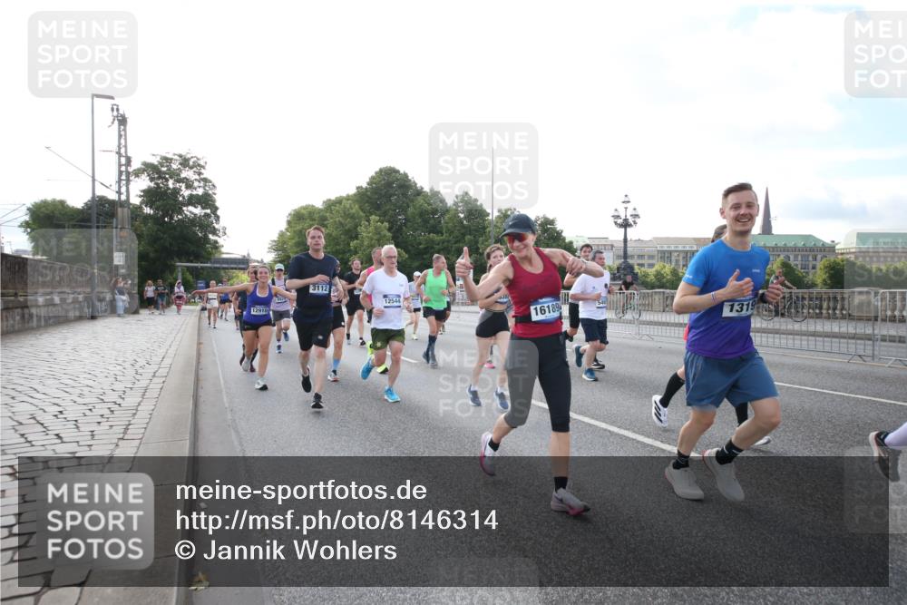29.06.2025 - hella hamburg halbmarathon Jannik Wohlers http://msf.ph/oto/8146314 29.06.2025 09:59:01 Lombardsbrücke 1319, 1366, 1595, 1642, 2282, 2630, 3112, 4467, 4839, 5299, 5457, 5458, 5465, 5492, 5866, 6414, 6415, 6416, 7037, 7129, 7130, 7395, 7833, 8509, 8520, 8542, 8652, 8846, 8929, 9488, 9903, 9922, 10020, 10266, 10518, 10519, 11068, 11625, 11689, 12014, 12186, 12406, 12446, 12544, 12778, 12909, 12910, 12912, 12949, 13841, 13912, 14823, 15000, 15156, 15197, 15269, 15408, 15441, 15524, 15686, 15856, 15884, 16189, 16574, 16679, 16868, 17045, 17198, 17455, 18200, 18202 meine-sportfotos.de