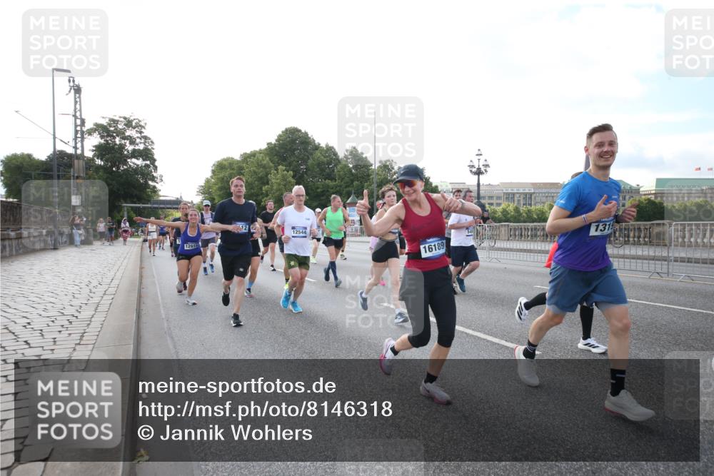 29.06.2025 - hella hamburg halbmarathon Jannik Wohlers http://msf.ph/oto/8146318 29.06.2025 09:59:01 Lombardsbrücke 1319, 1366, 1595, 1642, 2282, 2630, 3112, 4467, 4839, 5299, 5457, 5458, 5465, 5492, 5866, 6414, 6415, 6416, 7037, 7129, 7130, 7395, 7833, 8509, 8520, 8542, 8652, 8846, 8929, 9488, 9903, 9922, 10020, 10266, 10518, 10519, 11068, 11625, 11689, 12014, 12186, 12406, 12446, 12544, 12778, 12909, 12910, 12912, 12949, 13841, 13912, 14823, 15000, 15156, 15197, 15269, 15408, 15441, 15524, 15686, 15856, 15884, 16189, 16574, 16679, 16868, 17045, 17198, 17455, 18200, 18202 meine-sportfotos.de