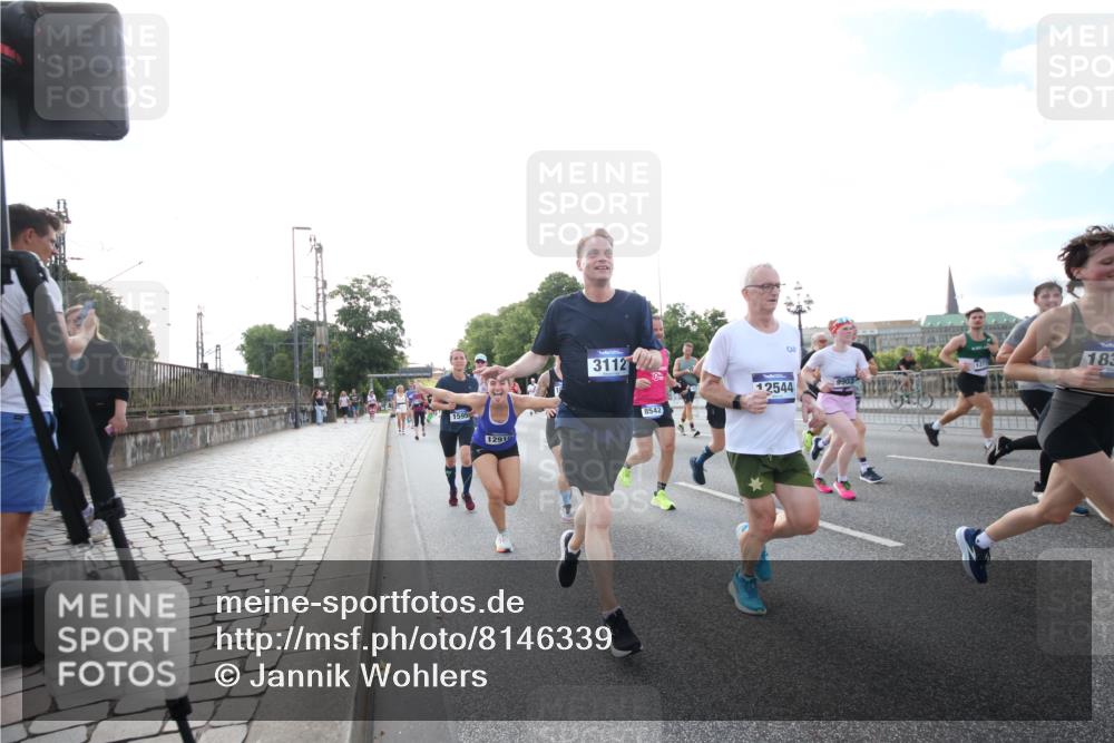 29.06.2025 - hella hamburg halbmarathon Jannik Wohlers http://msf.ph/oto/8146339 29.06.2025 09:59:02 Lombardsbrücke 1319, 1334, 1366, 1595, 1642, 2282, 2630, 3112, 4467, 5299, 5457, 5458, 5465, 5492, 5866, 6414, 6415, 6416, 7037, 7129, 7130, 7395, 7833, 8509, 8520, 8542, 8652, 8846, 8929, 9488, 9903, 9907, 9922, 10020, 10518, 10519, 11068, 11625, 11689, 12014, 12186, 12406, 12446, 12544, 12778, 12909, 12910, 12912, 12949, 13841, 13912, 14823, 14948, 15000, 15156, 15197, 15269, 15408, 15441, 15524, 15686, 15856, 16189, 16574, 16679, 16868, 17045, 17455, 18200, 18202 meine-sportfotos.de