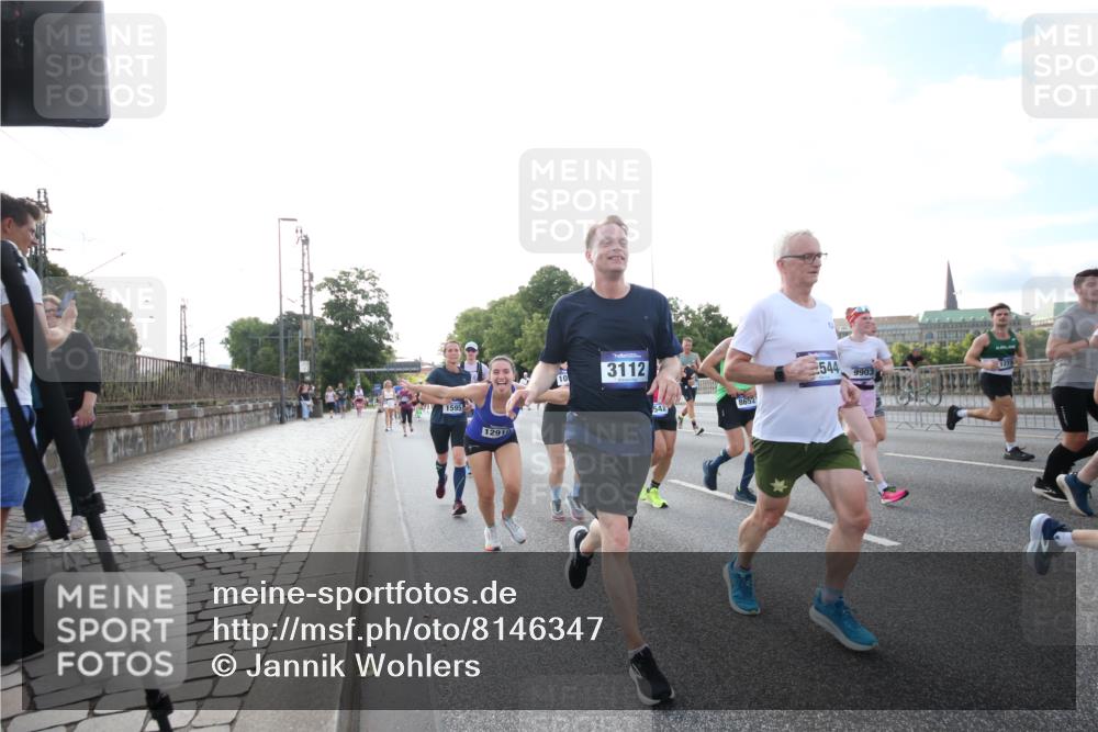 29.06.2025 - hella hamburg halbmarathon Jannik Wohlers http://msf.ph/oto/8146347 29.06.2025 09:59:03 Lombardsbrücke 1319, 1334, 1366, 1595, 1642, 2282, 2630, 3112, 4467, 5299, 5457, 5458, 5465, 5492, 5866, 6414, 6415, 6416, 7037, 7129, 7130, 7395, 7833, 8509, 8520, 8542, 8652, 8846, 8929, 9488, 9903, 9907, 9922, 10020, 10518, 11068, 11625, 11689, 12014, 12186, 12406, 12446, 12544, 12778, 12909, 12910, 12912, 13841, 13912, 14823, 14948, 15000, 15197, 15269, 15408, 15441, 15524, 15686, 15856, 16189, 16531, 16574, 16679, 16868, 17045, 17455, 17769, 17848, 18200, 18202 meine-sportfotos.de