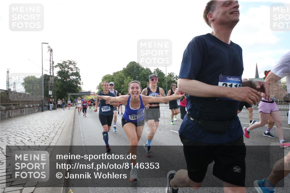 29.06.2025 - hella hamburg halbmarathon Jannik Wohlers http://msf.ph/oto/8146353 29.06.2025 09:59:03 Lombardsbrücke 1319, 1334, 1366, 1595, 1642, 2282, 2630, 3112, 4467, 5299, 5457, 5458, 5465, 5492, 5866, 6414, 6415, 6416, 7037, 7129, 7130, 7395, 7833, 8509, 8520, 8542, 8652, 8846, 8929, 9488, 9903, 9907, 9922, 10020, 10518, 11068, 11625, 11689, 12014, 12186, 12406, 12446, 12544, 12778, 12909, 12910, 12912, 13841, 13912, 14823, 14948, 15000, 15197, 15269, 15408, 15441, 15524, 15686, 15856, 16189, 16531, 16574, 16679, 16868, 17045, 17455, 17769, 17848, 18200, 18202 meine-sportfotos.de