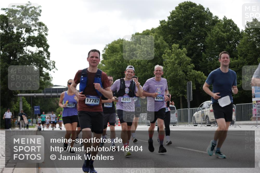 29.06.2025 - hella hamburg halbmarathon Jannik Wohlers http://msf.ph/oto/8146404 29.06.2025 10:10:54 Lombardsbrücke 1723, 3837, 5254, 7271, 8171, 8206, 8207, 8368, 8561, 9119, 10196, 10372, 11149, 11755, 12286, 13603, 14149, 15009, 15252, 15797, 15908, 16383, 17142, 17787, 18382, 19172, 19241 meine-sportfotos.de
