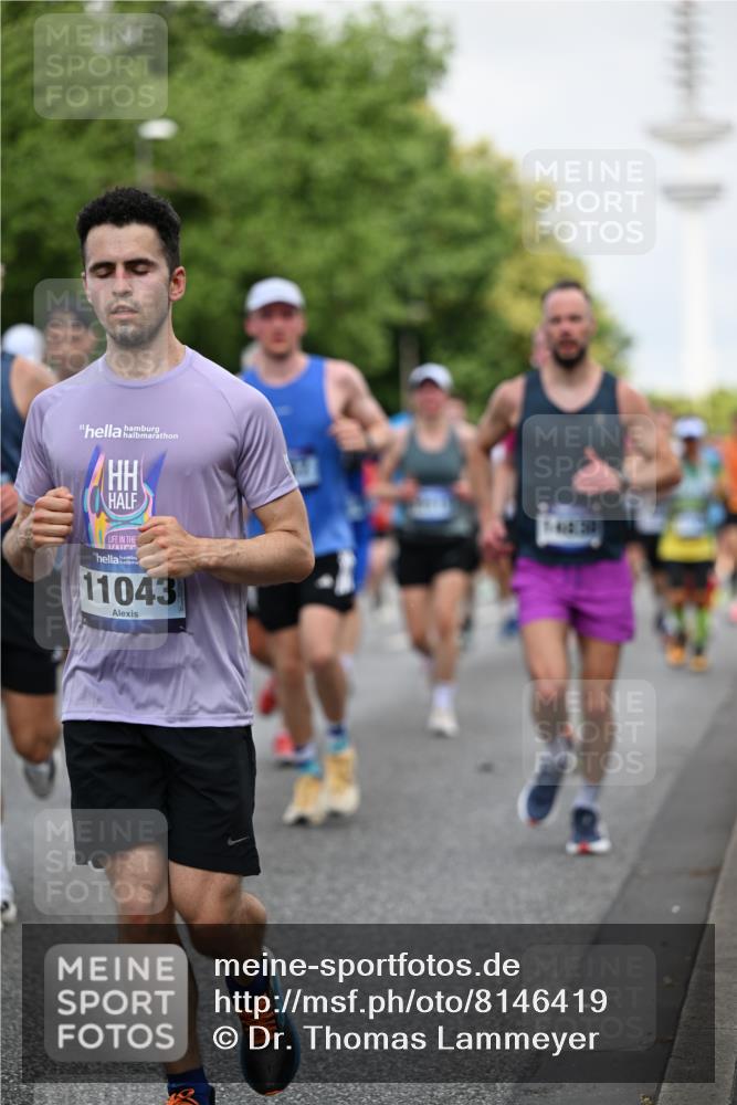 29.06.2025 - hella hamburg halbmarathon Dr. Thomas Lammeyer http://msf.ph/oto/8146419 29.06.2025 10:05:38 Kennedybrücke 1464, 1526, 1653, 1722, 1724, 2091, 2167, 2490, 2591, 2806, 2957, 3039, 3425, 3663, 3976, 4322, 4370, 5602, 5603, 5675, 6087, 6281, 0000, 6302, 6921, 7189, 7223, 7287, 7658, 7846, 8030, 8191, 8392, 8578, 8632, 8822, 8926, 9230, 10074, 10281, 10301, 10576, 10915, 11043 meine-sportfotos.de