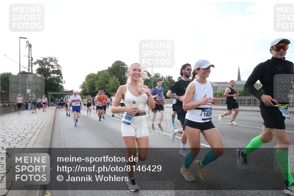 29.06.2025 - hella hamburg halbmarathon Jannik Wohlers http://msf.ph/oto/8146429 29.06.2025 09:59:11 Lombardsbrücke 1319, 1334, 1366, 1595, 1642, 1955, 2282, 2391, 2432, 2630, 3279, 3668, 4426, 4837, 5299, 5465, 6414, 6415, 7833, 8330, 8520, 8542, 8652, 8846, 8929, 9142, 9488, 9903, 9907, 9984, 10020, 10031, 10518, 11039, 11568, 11844, 12446, 12544, 12778, 12909, 12910, 12912, 13503, 13589, 13808, 13841, 14605, 14823, 14948, 15179, 15197, 15263, 15269, 15344, 15349, 15441, 15524, 16095, 16189, 16531, 16574, 16609, 16679, 17045, 17455, 17769, 17848, 17967, 18200, 18202, 18413 meine-sportfotos.de