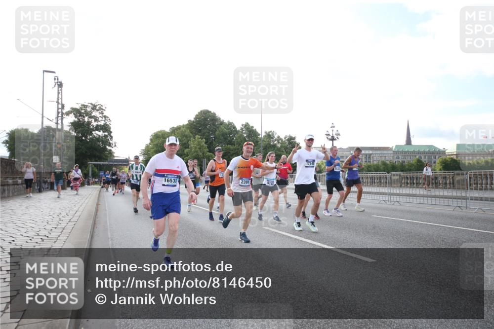29.06.2025 - hella hamburg halbmarathon Jannik Wohlers http://msf.ph/oto/8146450 29.06.2025 09:59:13 Lombardsbrücke 1334, 1366, 1595, 1642, 1955, 2391, 2432, 2630, 3279, 3668, 4426, 4837, 5465, 6414, 6415, 8330, 8520, 8542, 8652, 8846, 8929, 9142, 9488, 9903, 9907, 9984, 10020, 10031, 10518, 11039, 11568, 11844, 12446, 12544, 12778, 12909, 12910, 12912, 13503, 13589, 13808, 13841, 14605, 14778, 14823, 14948, 15179, 15197, 15263, 15269, 15344, 15349, 15441, 15524, 15954, 16095, 16531, 16574, 16609, 16679, 17455, 17769, 17848, 17967, 18200, 18202, 18413 meine-sportfotos.de