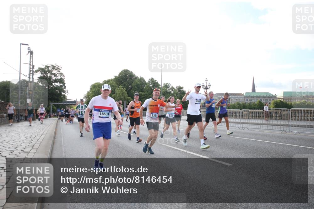 29.06.2025 - hella hamburg halbmarathon Jannik Wohlers http://msf.ph/oto/8146454 29.06.2025 09:59:13 Lombardsbrücke 1334, 1366, 1595, 1642, 1955, 2391, 2432, 2630, 3279, 3668, 4426, 4837, 5465, 6414, 6415, 8330, 8520, 8542, 8652, 8846, 8929, 9142, 9488, 9903, 9907, 9984, 10020, 10031, 10518, 11039, 11568, 11844, 12446, 12544, 12778, 12909, 12910, 12912, 13503, 13589, 13808, 13841, 14605, 14778, 14823, 14948, 15179, 15197, 15263, 15269, 15344, 15349, 15441, 15524, 15954, 16095, 16531, 16574, 16609, 16679, 17455, 17769, 17848, 17967, 18200, 18202, 18413 meine-sportfotos.de