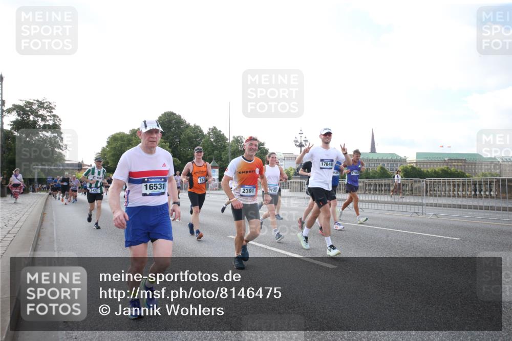 29.06.2025 - hella hamburg halbmarathon Jannik Wohlers http://msf.ph/oto/8146475 29.06.2025 09:59:13 Lombardsbrücke 1334, 1366, 1595, 1642, 1955, 2391, 2432, 2630, 3279, 3668, 4426, 4837, 5465, 6414, 6415, 8330, 8520, 8542, 8652, 8846, 8929, 9142, 9488, 9903, 9907, 9984, 10020, 10031, 10518, 11039, 11568, 11844, 12446, 12544, 12778, 12909, 12910, 12912, 13503, 13589, 13808, 13841, 14605, 14778, 14823, 14948, 15179, 15197, 15263, 15269, 15344, 15349, 15441, 15524, 15954, 16095, 16531, 16574, 16609, 16679, 17455, 17769, 17848, 17967, 18200, 18202, 18413 meine-sportfotos.de