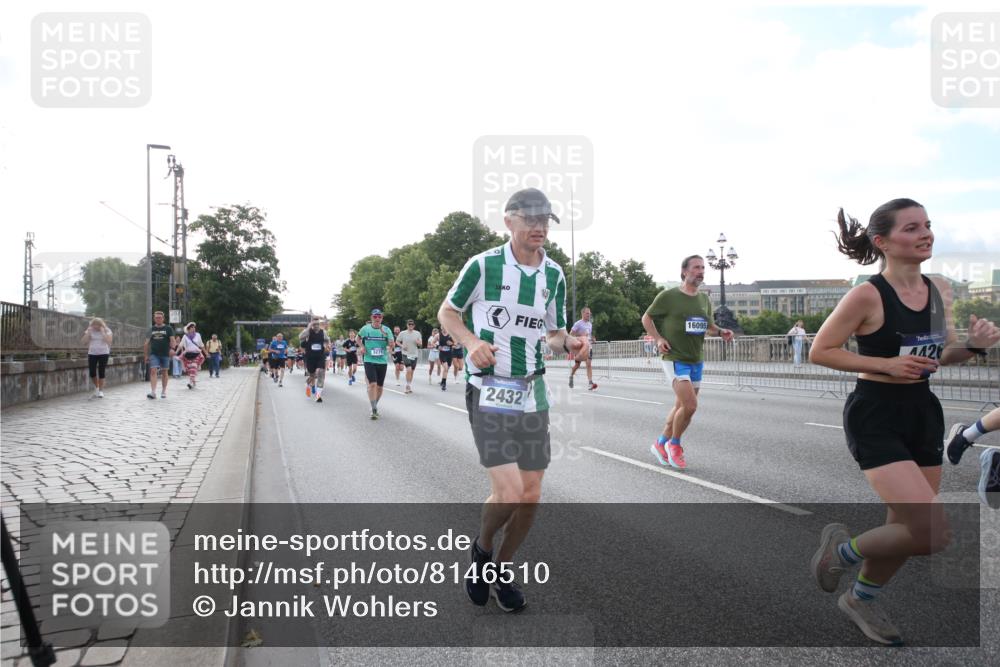 29.06.2025 - hella hamburg halbmarathon Jannik Wohlers http://msf.ph/oto/8146510 29.06.2025 09:59:16 Lombardsbrücke 1334, 1366, 1642, 1955, 2391, 2432, 2630, 3279, 3668, 4426, 4837, 5277, 6414, 6415, 7547, 8330, 8402, 8520, 8846, 9142, 9488, 9907, 9984, 10031, 11039, 11568, 11844, 12778, 12909, 12912, 13503, 13523, 13589, 13808, 13841, 13988, 14605, 14778, 14818, 14823, 14948, 15179, 15263, 15269, 15344, 15349, 15524, 15954, 16095, 16531, 16574, 16609, 16679, 17769, 17848, 17967, 18200, 18202, 18413 meine-sportfotos.de
