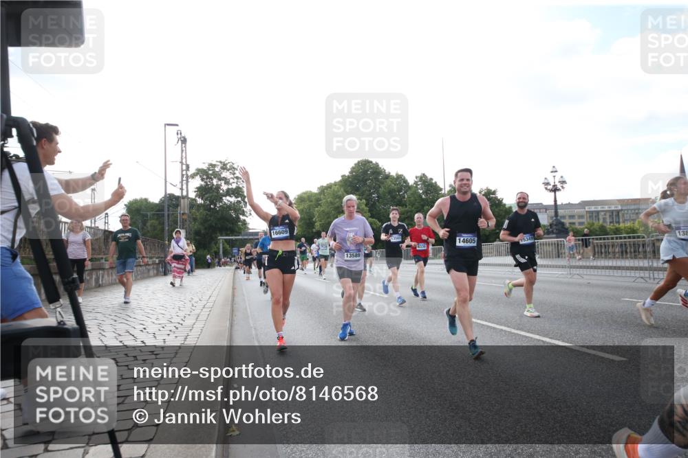 29.06.2025 - hella hamburg halbmarathon Jannik Wohlers http://msf.ph/oto/8146568 29.06.2025 09:59:20 Lombardsbrücke 1334, 1834, 1955, 2391, 2432, 3279, 3668, 3836, 4426, 4837, 5015, 5134, 5277, 6202, 6602, 7547, 8330, 8402, 8520, 8846, 9142, 9488, 9907, 9984, 10031, 11039, 11568, 11844, 12479, 12909, 13503, 13523, 13589, 13808, 13988, 14605, 14778, 14818, 14823, 14948, 15179, 15263, 15344, 15349, 15524, 15954, 16095, 16531, 16609, 17769, 17848, 17967, 18200, 18202, 18413 meine-sportfotos.de