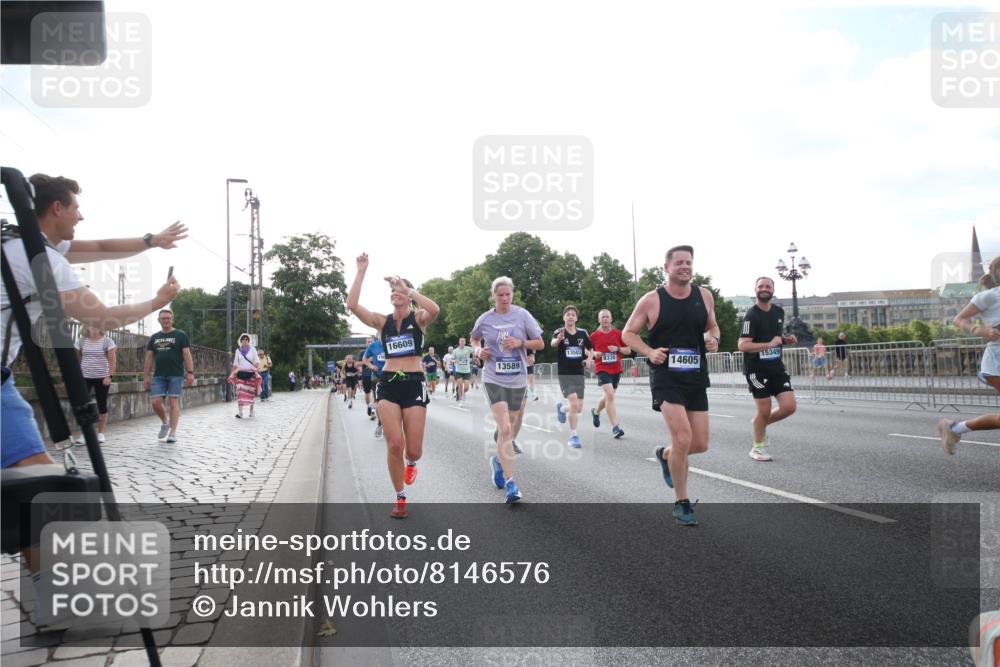 29.06.2025 - hella hamburg halbmarathon Jannik Wohlers http://msf.ph/oto/8146576 29.06.2025 09:59:20 Lombardsbrücke 1334, 1834, 1955, 2391, 2432, 3279, 3668, 3836, 4426, 4837, 5015, 5134, 5277, 6202, 6602, 7547, 8330, 8402, 8520, 8846, 9142, 9488, 9907, 9984, 10031, 11039, 11568, 11844, 12479, 12909, 13503, 13523, 13589, 13808, 13988, 14605, 14778, 14818, 14823, 14948, 15179, 15263, 15344, 15349, 15524, 15954, 16095, 16531, 16609, 17769, 17848, 17967, 18200, 18202, 18413 meine-sportfotos.de