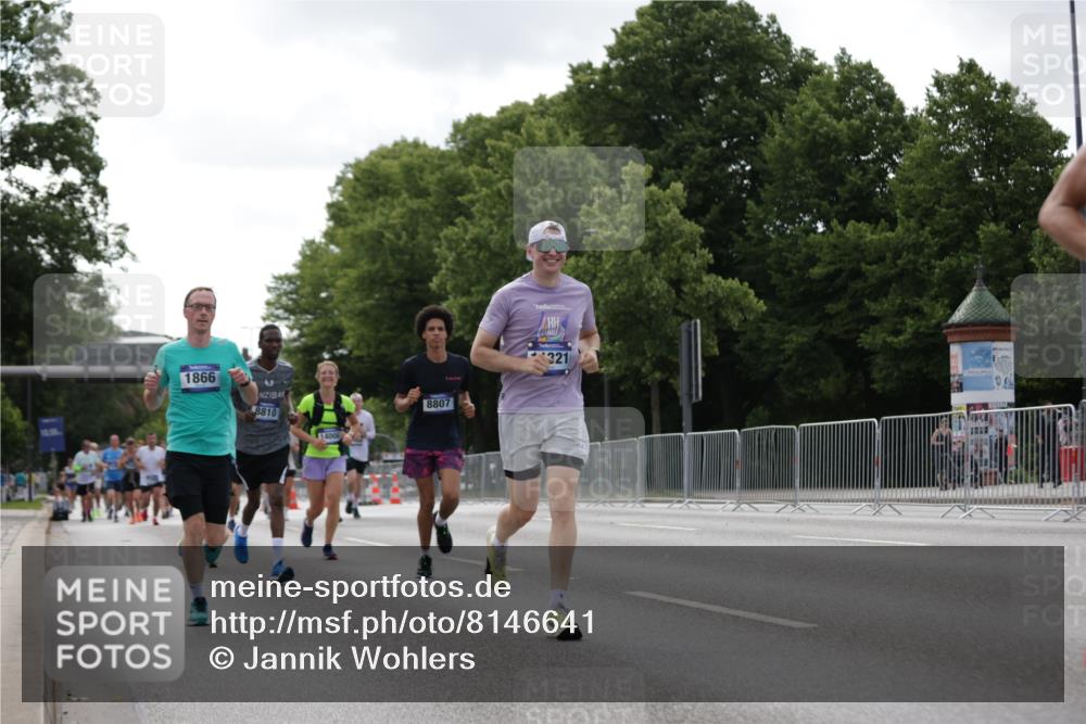 29.06.2025 - hella hamburg halbmarathon Jannik Wohlers http://msf.ph/oto/8146641 29.06.2025 10:11:07 Lombardsbrücke 1531, 1866, 8115, 8368, 8807, 8810, 10372, 11321, 11755, 12286, 13203, 13939, 14008, 15797, 17080, 17787, 17866, 18278, 18382, 19172 meine-sportfotos.de