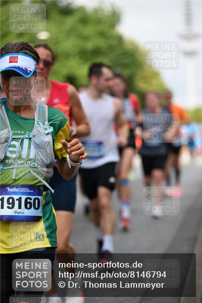 29.06.2025 - hella hamburg halbmarathon Dr. Thomas Lammeyer http://msf.ph/oto/8146794 29.06.2025 10:05:44 Kennedybrücke 1464, 1653, 1722, 1724, 2167, 2490, 2591, 2806, 2957, 3039, 3199, 3663, 3976, 4322, 5547, 5602, 5603, 5675, 6087, 6281, 0000, 6302, 6327, 6438, 6921, 7189, 7223, 7846, 8030, 8191, 8392, 8578, 8632, 8822, 8926, 9230, 10074, 10281, 10301, 10882, 10915, 11043 meine-sportfotos.de