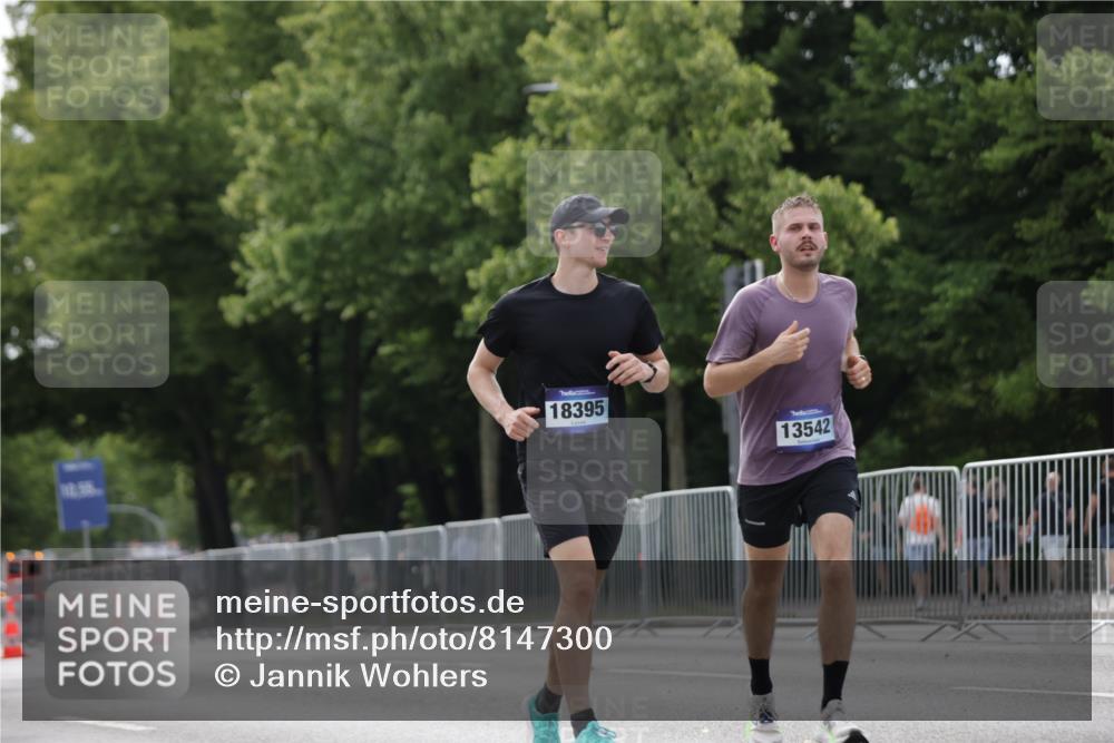 29.06.2025 - hella hamburg halbmarathon Jannik Wohlers http://msf.ph/oto/8147300 29.06.2025 10:11:30 Lombardsbrücke 1328, 1992, 3363, 4227, 5379, 5605, 7571, 9191, 9428, 10042, 10409, 11507, 11537, 11917, 12473, 13171, 13177, 13542, 13958, 14384, 15945, 16976, 17638, 17774, 18261, 18395 meine-sportfotos.de