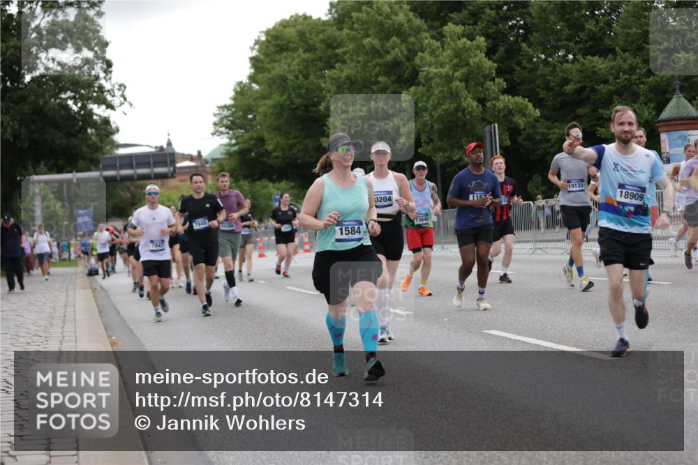 29.06.2025 - hella hamburg halbmarathon Jannik Wohlers http://msf.ph/oto/8147314 29.06.2025 10:48:15 Lombardsbrücke 1142, 1167, 1584, 2437, 2438, 2716, 3224, 3661, 5010, 7203, 7947, 7948, 8461, 8719, 8760, 9787, 10059, 10204, 10366, 10654, 10656, 11364, 11365, 11762, 11776, 11861, 13814, 13845, 13914, 15489, 15593, 15715, 15833, 16042, 16498, 16499, 16701, 16974, 17631, 18282, 18496, 18909, 18967, 19024, 19083, 19135 meine-sportfotos.de