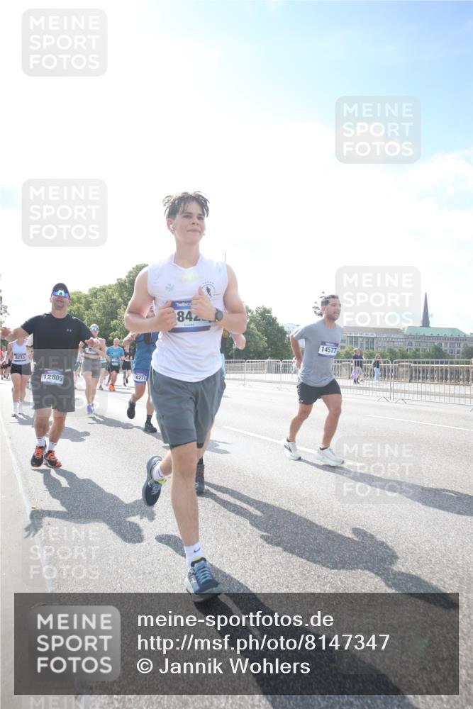 29.06.2025 - hella hamburg halbmarathon Jannik Wohlers http://msf.ph/oto/8147347 29.06.2025 10:00:31 Lombardsbrücke 1726, 3059, 3141, 3625, 3740, 3983, 4238, 4616, 4708, 5033, 5418, 5870, 6147, 6531, 6714, 6757, 7658, 7757, 7759, 7761, 8255, 8326, 8478, 8632, 8923, 9124, 9553, 9555, 9577, 10074, 10188, 10271, 10705, 11623, 12196, 12206, 12261, 12787, 12809, 13086, 13287, 13407, 13498, 14306, 14577, 14673, 15232, 15284, 15527, 16093, 16434, 16594, 16922, 17087, 17268, 17304, 17852, 18125, 18426, 18450, 18452, 18485, 18508, 18612, 18759, 18919 meine-sportfotos.de