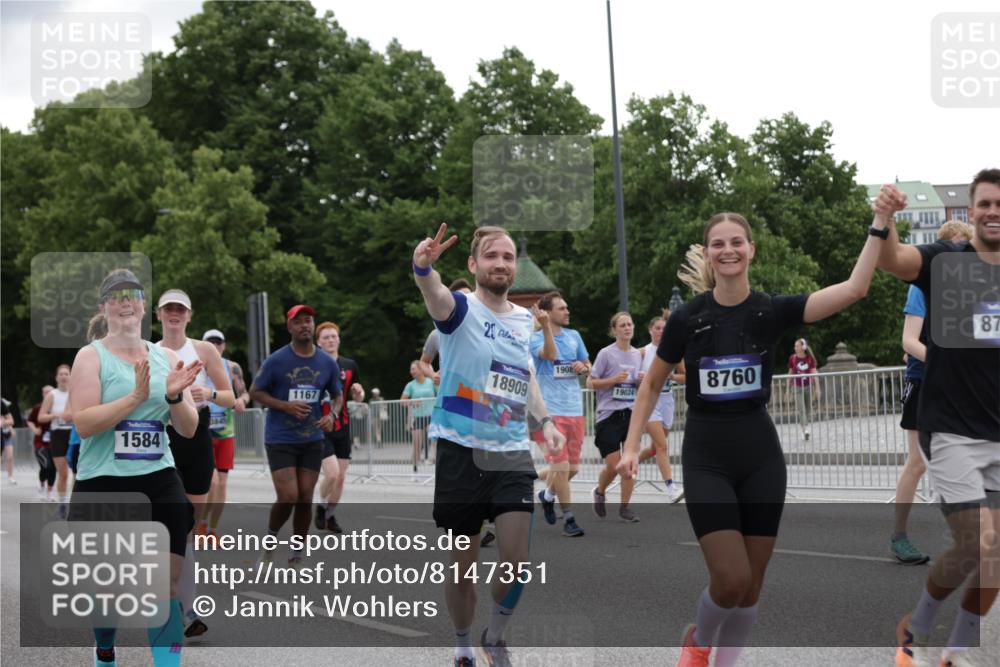 29.06.2025 - hella hamburg halbmarathon Jannik Wohlers http://msf.ph/oto/8147351 29.06.2025 10:48:16 Lombardsbrücke 1142, 1167, 1584, 2437, 2438, 2716, 3224, 5010, 7203, 7947, 7948, 8719, 8760, 9552, 9787, 10059, 10204, 10366, 10524, 10654, 10656, 11364, 11365, 11762, 11776, 11861, 13814, 13845, 13914, 15489, 15715, 15833, 16042, 16498, 16499, 16701, 16974, 17631, 18282, 18496, 18909, 18967, 19024, 19083, 19135 meine-sportfotos.de