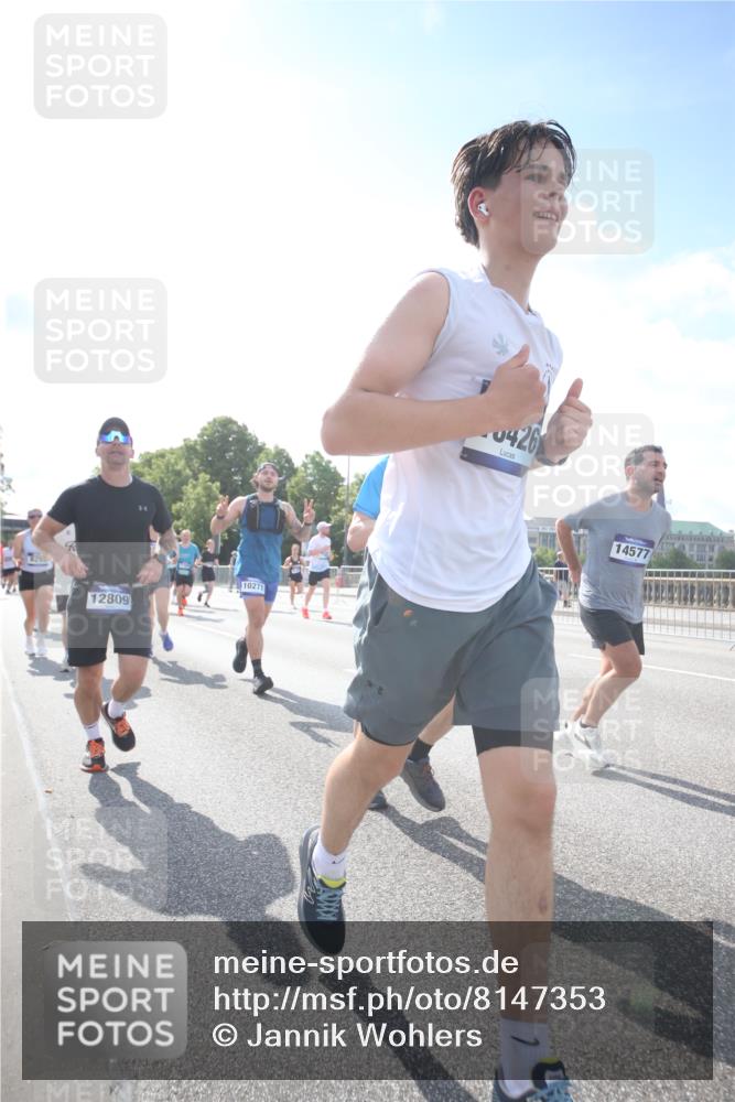 29.06.2025 - hella hamburg halbmarathon Jannik Wohlers http://msf.ph/oto/8147353 29.06.2025 10:00:31 Lombardsbrücke 1726, 3059, 3141, 3625, 3740, 3983, 4238, 4616, 4708, 5033, 5418, 5870, 6147, 6531, 6714, 6757, 7658, 7757, 7759, 7761, 8255, 8326, 8478, 8632, 8923, 9124, 9553, 9555, 9577, 10074, 10188, 10271, 10705, 11623, 12196, 12206, 12261, 12787, 12809, 13086, 13287, 13407, 13498, 14306, 14577, 14673, 15232, 15284, 15527, 16093, 16434, 16594, 16922, 17087, 17268, 17304, 17852, 18125, 18426, 18450, 18452, 18485, 18508, 18612, 18759, 18919 meine-sportfotos.de