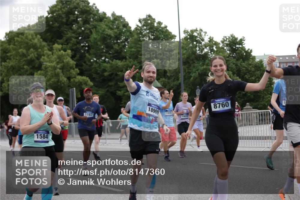 29.06.2025 - hella hamburg halbmarathon Jannik Wohlers http://msf.ph/oto/8147360 29.06.2025 10:48:16 Lombardsbrücke 1142, 1167, 1584, 2437, 2438, 2716, 3224, 5010, 7203, 7947, 7948, 8719, 8760, 9552, 9787, 10059, 10204, 10366, 10524, 10654, 10656, 11364, 11365, 11762, 11776, 11861, 13814, 13845, 13914, 15489, 15715, 15833, 16042, 16498, 16499, 16701, 16974, 17631, 18282, 18496, 18909, 18967, 19024, 19083, 19135 meine-sportfotos.de
