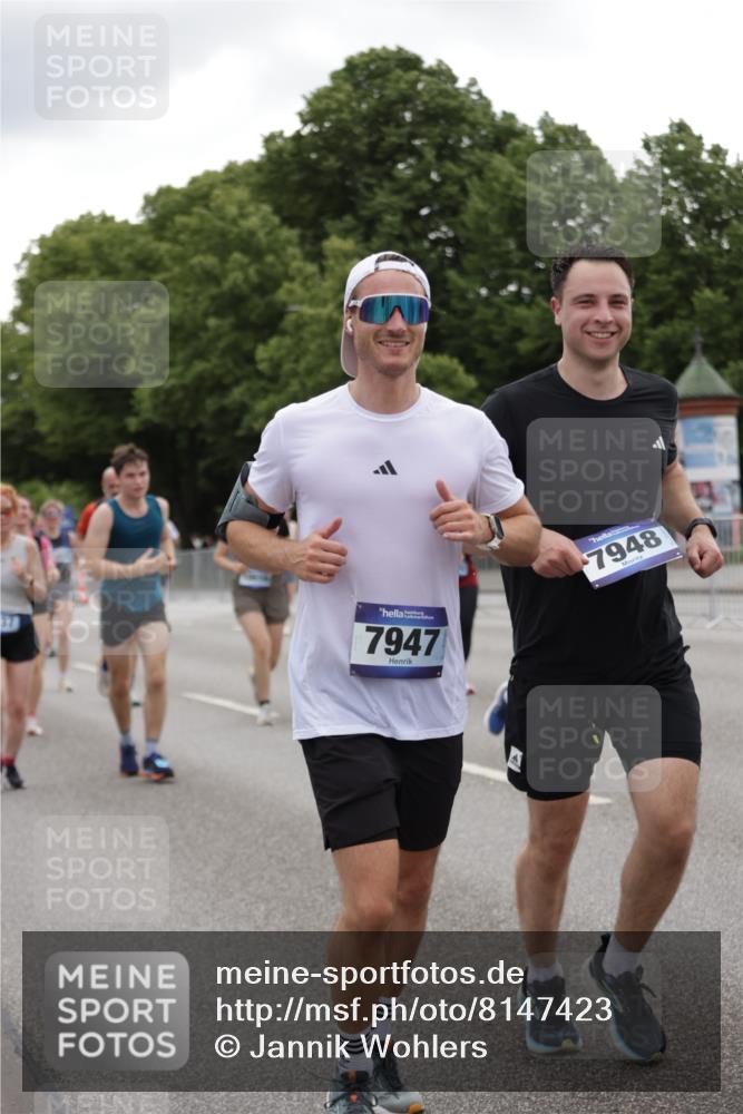 29.06.2025 - hella hamburg halbmarathon Jannik Wohlers http://msf.ph/oto/8147423 29.06.2025 10:48:21 Lombardsbrücke 1142, 1167, 1584, 2437, 2438, 2716, 2792, 3215, 5010, 6437, 7062, 7203, 7947, 7948, 8719, 8760, 9552, 9787, 10204, 10366, 10524, 10654, 10656, 11364, 11365, 11762, 11776, 11861, 13549, 13775, 13814, 13845, 14382, 15833, 16042, 16498, 16499, 16525, 16701, 16974, 17046, 18282, 18496, 18909, 19024, 19083, 19135 meine-sportfotos.de