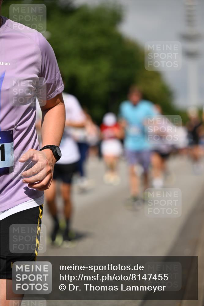 29.06.2025 - hella hamburg halbmarathon Dr. Thomas Lammeyer http://msf.ph/oto/8147455 29.06.2025 10:05:56 Kennedybrücke 1184, 1329, 1364, 1464, 1653, 1722, 1724, 1881, 1940, 2591, 2806, 2957, 3039, 3199, 4322, 4328, 4649, 5547, 5602, 5603, 0000, 6327, 6438, 6921, 7031, 7189, 7223, 7846, 8191, 8578, 8632, 8926, 9156, 9230, 9353, 9741, 10074, 10177, 10882 meine-sportfotos.de