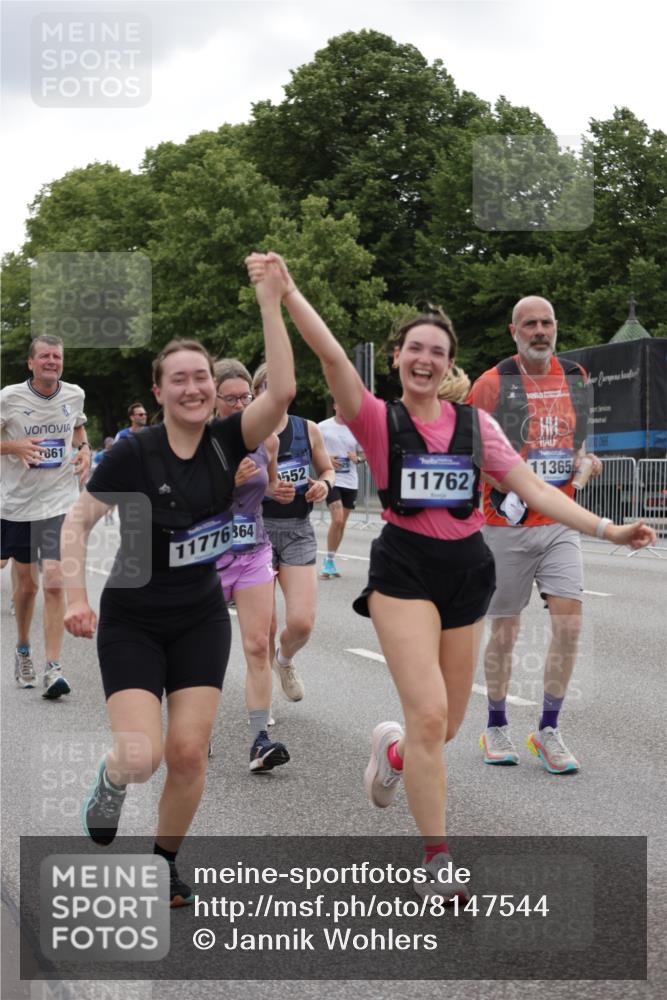 29.06.2025 - hella hamburg halbmarathon Jannik Wohlers http://msf.ph/oto/8147544 29.06.2025 10:48:25 Lombardsbrücke 1167, 1584, 2160, 2437, 2438, 2716, 2792, 3215, 5010, 5479, 5480, 6015, 6437, 6566, 7062, 7203, 7947, 7948, 8719, 9552, 10204, 10366, 10524, 10654, 10656, 11364, 11365, 11690, 11762, 11776, 11861, 13507, 13549, 13775, 13845, 14382, 15100, 15833, 16042, 16525, 16701, 16974, 17046, 18016, 18282, 18496, 19024, 19083, 19135 meine-sportfotos.de