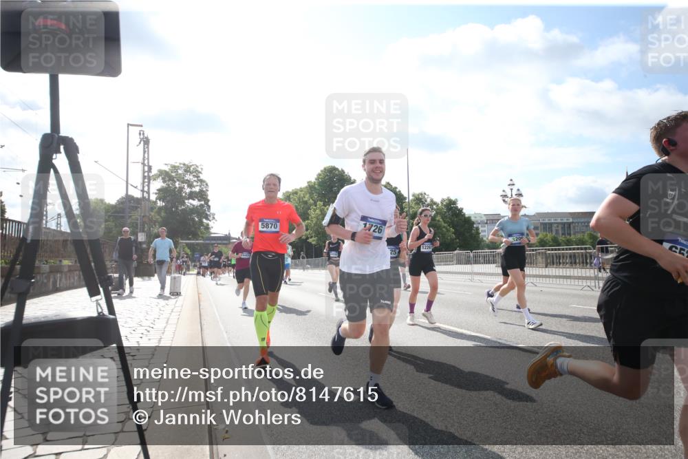 29.06.2025 - hella hamburg halbmarathon Jannik Wohlers http://msf.ph/oto/8147615 29.06.2025 10:00:40 Lombardsbrücke 1130, 1726, 2354, 2363, 2490, 2936, 3625, 3740, 4068, 4238, 4708, 5033, 5870, 6147, 6487, 6531, 6835, 7658, 7757, 7759, 7761, 8255, 8326, 9932, 10188, 10271, 10705, 11937, 12196, 12206, 12261, 12809, 13287, 13407, 14306, 14577, 15232, 15240, 15284, 15527, 15838, 16401, 16530, 16594, 16786, 16922, 17304, 17543, 17739, 18029, 18426, 18452, 18485, 18759 meine-sportfotos.de