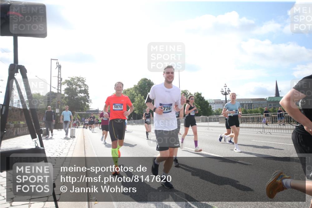 29.06.2025 - hella hamburg halbmarathon Jannik Wohlers http://msf.ph/oto/8147620 29.06.2025 10:00:40 Lombardsbrücke 1130, 1726, 2354, 2363, 2490, 2936, 3625, 3740, 4068, 4238, 4708, 5033, 5870, 6147, 6487, 6531, 6835, 7658, 7757, 7759, 7761, 8255, 8326, 9932, 10188, 10271, 10705, 11937, 12196, 12206, 12261, 12809, 13287, 13407, 14306, 14577, 15232, 15240, 15284, 15527, 15838, 16401, 16530, 16594, 16786, 16922, 17304, 17543, 17739, 18029, 18426, 18452, 18485, 18759 meine-sportfotos.de