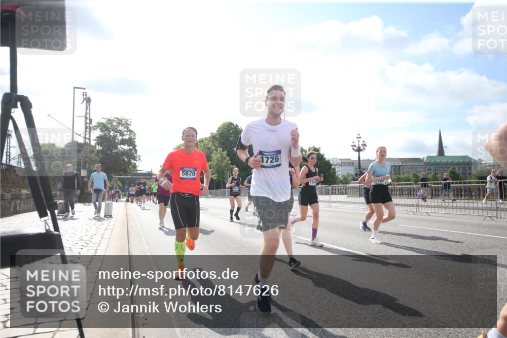 29.06.2025 - hella hamburg halbmarathon Jannik Wohlers http://msf.ph/oto/8147626 29.06.2025 10:00:40 Lombardsbrücke 1130, 1726, 2354, 2363, 2490, 2936, 3625, 3740, 4068, 4238, 4708, 5033, 5870, 6147, 6487, 6531, 6835, 7658, 7757, 7759, 7761, 8255, 8326, 9932, 10188, 10271, 10705, 11937, 12196, 12206, 12261, 12809, 13287, 13407, 14306, 14577, 15232, 15240, 15284, 15527, 15838, 16401, 16530, 16594, 16786, 16922, 17304, 17543, 17739, 18029, 18426, 18452, 18485, 18759 meine-sportfotos.de