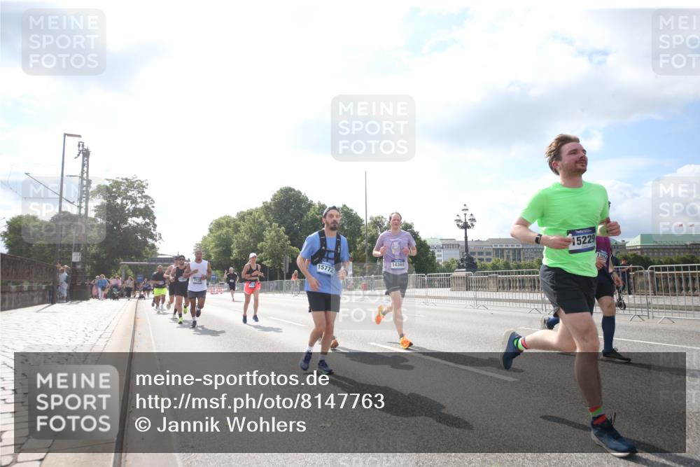 29.06.2025 - hella hamburg halbmarathon Jannik Wohlers http://msf.ph/oto/8147763 29.06.2025 10:05:43 Lombardsbrücke 1448, 1830, 1842, 3062, 4169, 4542, 5431, 6014, 7138, 7741, 8051, 8316, 9361, 10781, 13042, 13054, 13481, 14369, 14987, 15229, 15766, 15772, 16441, 16687, 17239, 17746, 18768, 18857, 18966 meine-sportfotos.de