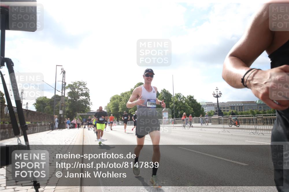 29.06.2025 - hella hamburg halbmarathon Jannik Wohlers http://msf.ph/oto/8147839 29.06.2025 10:05:47 Lombardsbrücke 3062, 4542, 4868, 5431, 6014, 6314, 7138, 7741, 8051, 8316, 9361, 10781, 13042, 13054, 13481, 13863, 14369, 14987, 15113, 15145, 15229, 15537, 15766, 15772, 16441, 16687, 17239, 17746, 18768, 18966 meine-sportfotos.de