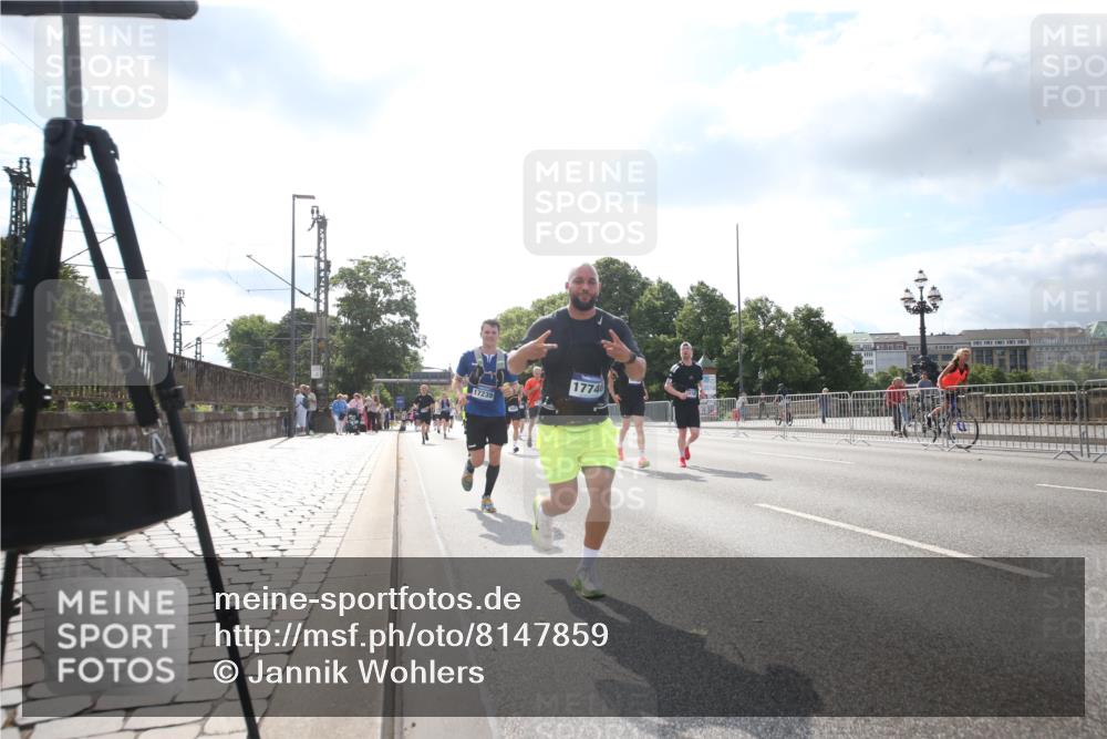 29.06.2025 - hella hamburg halbmarathon Jannik Wohlers http://msf.ph/oto/8147859 29.06.2025 10:05:49 Lombardsbrücke 1245, 1766, 3062, 4542, 4868, 5431, 6314, 7138, 8051, 8316, 9361, 10781, 13042, 13054, 13481, 13863, 14369, 14987, 15113, 15145, 15229, 15462, 15537, 15772, 17239, 17746, 18768, 18966 meine-sportfotos.de