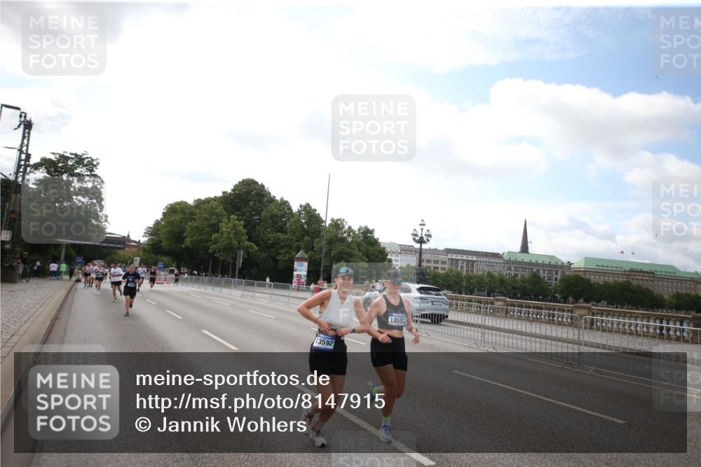 29.06.2025 - hella hamburg halbmarathon Jannik Wohlers http://msf.ph/oto/8147915 29.06.2025 10:08:36 Lombardsbrücke 1147, 1188, 1838, 5347, 7453, 9718, 10819, 11067, 11496, 11657, 13174, 13592, 13593, 15584, 15586, 15592, 17347, 18266, 18505 meine-sportfotos.de