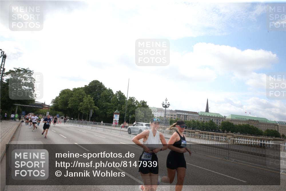 29.06.2025 - hella hamburg halbmarathon Jannik Wohlers http://msf.ph/oto/8147939 29.06.2025 10:08:36 Lombardsbrücke 1147, 1188, 1838, 5347, 7453, 9718, 10819, 11067, 11496, 11657, 13174, 13592, 13593, 15584, 15586, 15592, 17347, 18266, 18505 meine-sportfotos.de