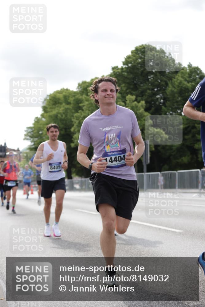 29.06.2025 - hella hamburg halbmarathon Jannik Wohlers http://msf.ph/oto/8149032 29.06.2025 10:12:35 Lombardsbrücke 1020, 1051, 2942, 4532, 6207, 7873, 8398, 8405, 9141, 10067, 10402, 11025, 11720, 14404, 15531, 16255, 16323, 17061, 17699, 18048, 18320, 18530 meine-sportfotos.de