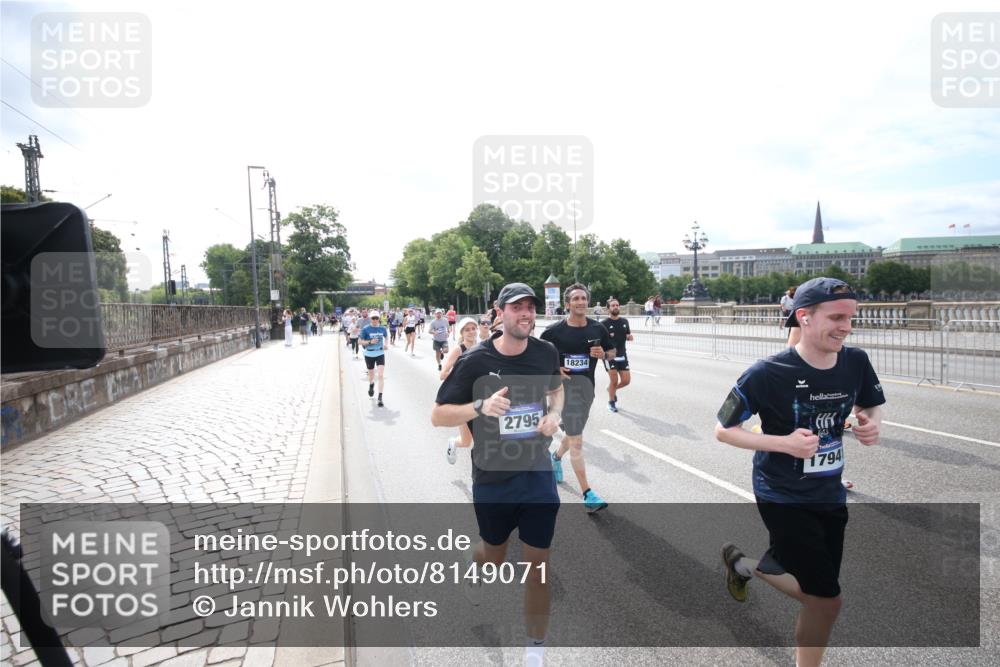 29.06.2025 - hella hamburg halbmarathon Jannik Wohlers http://msf.ph/oto/8149071 29.06.2025 10:19:05 Lombardsbrücke 1145, 1332, 1534, 1708, 2017, 2589, 2795, 2812, 2895, 2993, 2995, 3446, 4108, 4110, 4722, 4979, 5035, 5123, 5449, 5849, 6444, 6542, 6939, 7143, 8537, 8575, 9856, 10039, 10124, 10129, 10540, 10966, 11081, 11247, 12696, 12741, 13180, 13342, 13567, 13781, 13984, 14000, 14245, 14593, 14808, 14957, 15014, 15780, 15802, 15817, 16159, 16613, 16951, 16952, 17311, 17714, 17721, 18053, 18151, 18234, 18279, 18405, 18686, 18698 meine-sportfotos.de