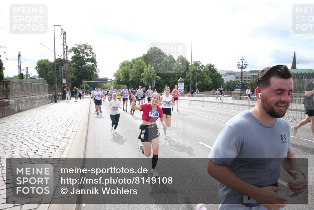 29.06.2025 - hella hamburg halbmarathon Jannik Wohlers http://msf.ph/oto/8149108 29.06.2025 10:19:09 Lombardsbrücke 1145, 1332, 1534, 1708, 2017, 2357, 2441, 2795, 2812, 2895, 2993, 2995, 3446, 3678, 4108, 4110, 4170, 4562, 4570, 4722, 4979, 5035, 5123, 5449, 5849, 6444, 6939, 7143, 7836, 8537, 8575, 9856, 10540, 11081, 12066, 12696, 12741, 13342, 13567, 13611, 13781, 13821, 14054, 14245, 14808, 14957, 15014, 15802, 15817, 16159, 16951, 16952, 17311, 17613, 17714, 18053, 18234, 18279, 18405, 18417, 18686, 18698, 18755 meine-sportfotos.de
