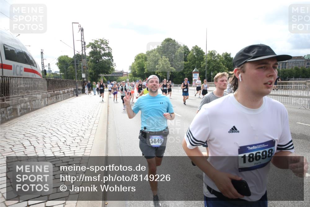 29.06.2025 - hella hamburg halbmarathon Jannik Wohlers http://msf.ph/oto/8149226 29.06.2025 10:19:14 Lombardsbrücke 1145, 1534, 1708, 2017, 2357, 2405, 2441, 2993, 2995, 3446, 3678, 4108, 4110, 4170, 4562, 4570, 4979, 5035, 5123, 5251, 5449, 5849, 5878, 6444, 6796, 6797, 6939, 7248, 7249, 7836, 8146, 8427, 8537, 9856, 10349, 10540, 10594, 11999, 12066, 12696, 13342, 13567, 13611, 13821, 14054, 14245, 14808, 14957, 15014, 15323, 16159, 16886, 17311, 17613, 17714, 18053, 18234, 18279, 18335, 18371, 18405, 18417, 18686, 18698, 18755 meine-sportfotos.de