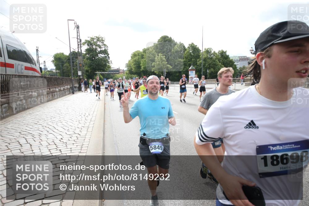 29.06.2025 - hella hamburg halbmarathon Jannik Wohlers http://msf.ph/oto/8149232 29.06.2025 10:19:14 Lombardsbrücke 1145, 1534, 1708, 2017, 2357, 2405, 2441, 2993, 2995, 3446, 3678, 4108, 4110, 4170, 4562, 4570, 4979, 5035, 5123, 5251, 5449, 5849, 5878, 6444, 6796, 6797, 6939, 7248, 7249, 7836, 8146, 8427, 8537, 9856, 10349, 10540, 10594, 11999, 12066, 12696, 13342, 13567, 13611, 13821, 14054, 14245, 14808, 14957, 15014, 15323, 16159, 16886, 17311, 17613, 17714, 18053, 18234, 18279, 18335, 18371, 18405, 18417, 18686, 18698, 18755 meine-sportfotos.de