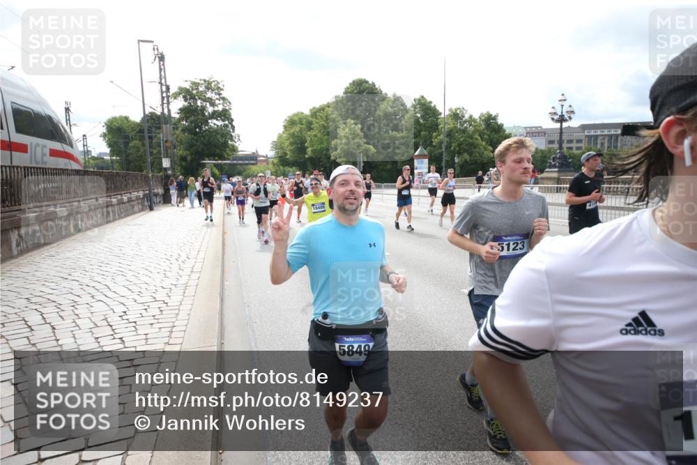29.06.2025 - hella hamburg halbmarathon Jannik Wohlers http://msf.ph/oto/8149237 29.06.2025 10:19:14 Lombardsbrücke 1145, 1534, 1708, 2017, 2357, 2405, 2441, 2993, 2995, 3446, 3678, 4108, 4110, 4170, 4562, 4570, 4979, 5035, 5123, 5251, 5449, 5849, 5878, 6444, 6796, 6797, 6939, 7248, 7249, 7836, 8146, 8427, 8537, 9856, 10349, 10540, 10594, 11999, 12066, 12696, 13342, 13567, 13611, 13821, 14054, 14245, 14808, 14957, 15014, 15323, 16159, 16886, 17311, 17613, 17714, 18053, 18234, 18279, 18335, 18371, 18405, 18417, 18686, 18698, 18755 meine-sportfotos.de