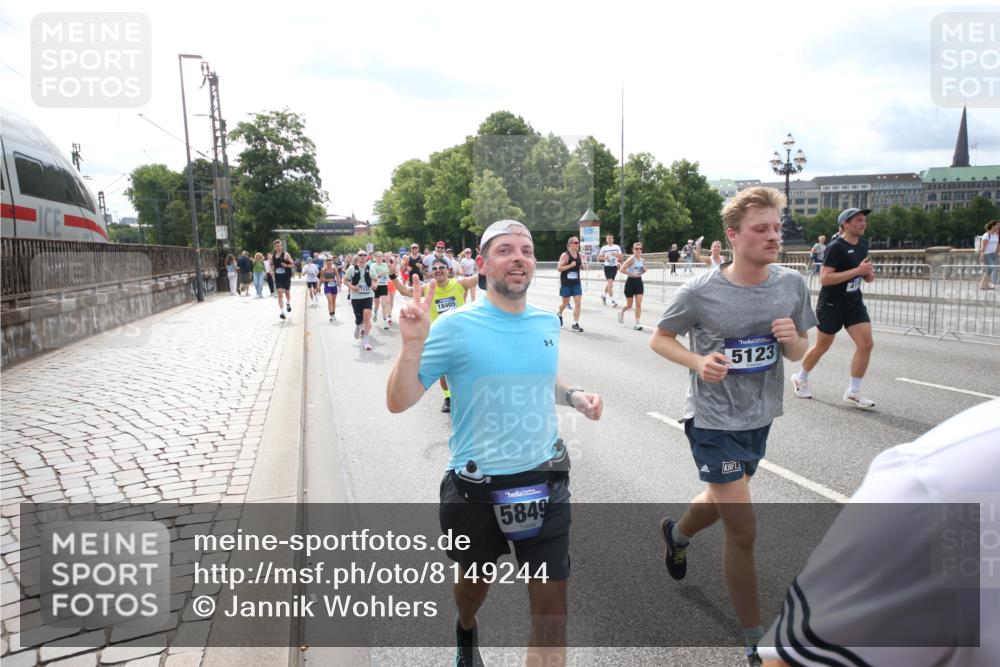 29.06.2025 - hella hamburg halbmarathon Jannik Wohlers http://msf.ph/oto/8149244 29.06.2025 10:19:14 Lombardsbrücke 1145, 1534, 1708, 2017, 2357, 2405, 2441, 2993, 2995, 3446, 3678, 4108, 4110, 4170, 4562, 4570, 4979, 5035, 5123, 5251, 5449, 5849, 5878, 6444, 6796, 6797, 6939, 7248, 7249, 7836, 8146, 8427, 8537, 9856, 10349, 10540, 10594, 11999, 12066, 12696, 13342, 13567, 13611, 13821, 14054, 14245, 14808, 14957, 15014, 15323, 16159, 16886, 17311, 17613, 17714, 18053, 18234, 18279, 18335, 18371, 18405, 18417, 18686, 18698, 18755 meine-sportfotos.de