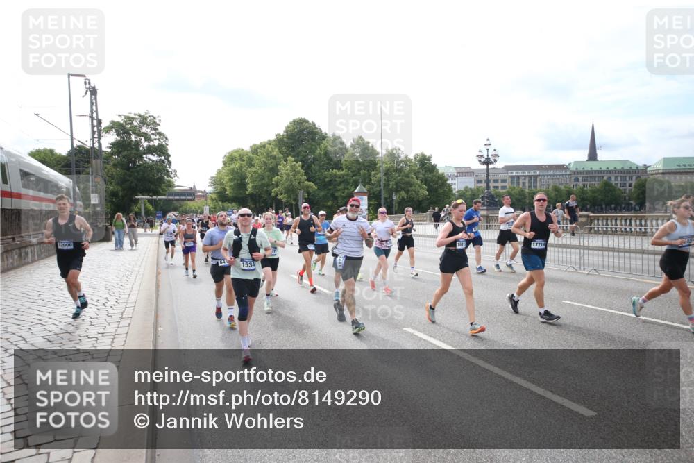 29.06.2025 - hella hamburg halbmarathon Jannik Wohlers http://msf.ph/oto/8149290 29.06.2025 10:19:17 Lombardsbrücke 1145, 1534, 2357, 2405, 2441, 2918, 2993, 2995, 3446, 3678, 4108, 4110, 4170, 4562, 4570, 4979, 5035, 5123, 5251, 5849, 5878, 6444, 6796, 6797, 6872, 6874, 6939, 7248, 7249, 7836, 7917, 8146, 8427, 8537, 10349, 10540, 10594, 11999, 12066, 12615, 12618, 12859, 13342, 13567, 13611, 13821, 14054, 14808, 14953, 14957, 15014, 15323, 15423, 16159, 16190, 16886, 17311, 17613, 17714, 18322, 18335, 18371, 18405, 18417, 18686, 18698, 18755, 18843 meine-sportfotos.de