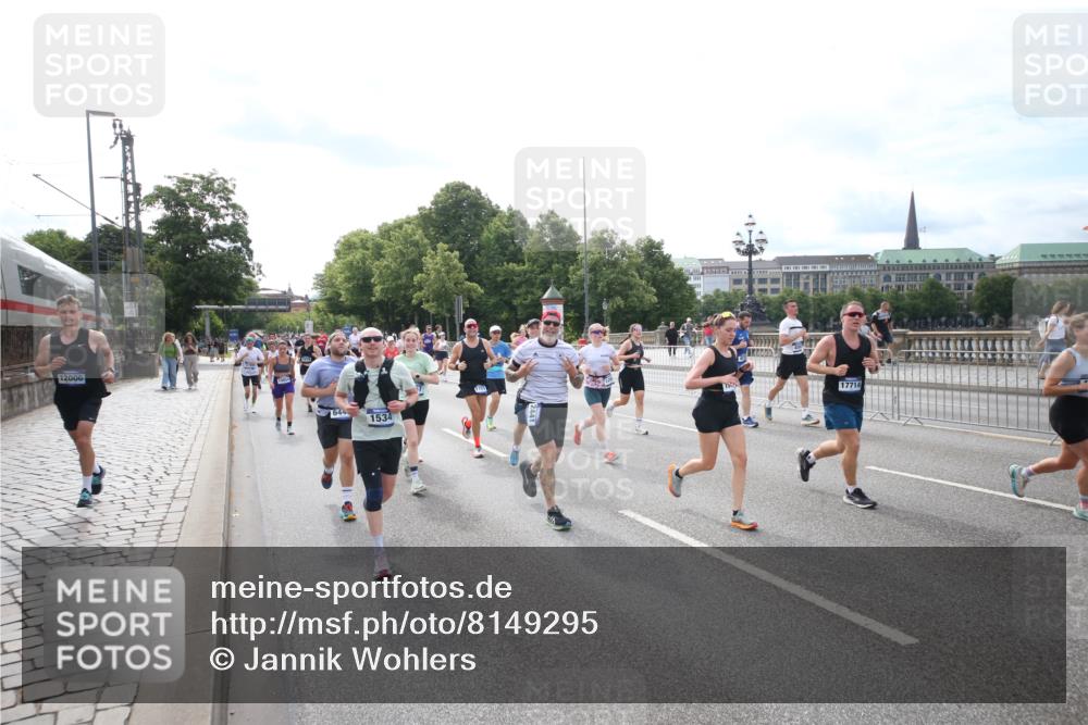 29.06.2025 - hella hamburg halbmarathon Jannik Wohlers http://msf.ph/oto/8149295 29.06.2025 10:19:17 Lombardsbrücke 1145, 1534, 2357, 2405, 2441, 2918, 2993, 2995, 3446, 3678, 4108, 4110, 4170, 4562, 4570, 4979, 5035, 5123, 5251, 5849, 5878, 6444, 6796, 6797, 6872, 6874, 6939, 7248, 7249, 7836, 7917, 8146, 8427, 8537, 10349, 10540, 10594, 11999, 12066, 12615, 12618, 12859, 13342, 13567, 13611, 13821, 14054, 14808, 14953, 14957, 15014, 15323, 15423, 16159, 16190, 16886, 17311, 17613, 17714, 18322, 18335, 18371, 18405, 18417, 18686, 18698, 18755, 18843 meine-sportfotos.de