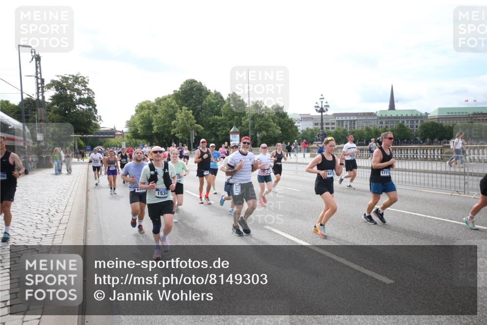 29.06.2025 - hella hamburg halbmarathon Jannik Wohlers http://msf.ph/oto/8149303 29.06.2025 10:19:17 Lombardsbrücke 1145, 1534, 2357, 2405, 2441, 2918, 2993, 2995, 3446, 3678, 4108, 4110, 4170, 4562, 4570, 4979, 5035, 5123, 5251, 5849, 5878, 6444, 6796, 6797, 6872, 6874, 6939, 7248, 7249, 7836, 7917, 8146, 8427, 8537, 10349, 10540, 10594, 11999, 12066, 12615, 12618, 12859, 13342, 13567, 13611, 13821, 14054, 14808, 14953, 14957, 15014, 15323, 15423, 16159, 16190, 16886, 17311, 17613, 17714, 18322, 18335, 18371, 18405, 18417, 18686, 18698, 18755, 18843 meine-sportfotos.de