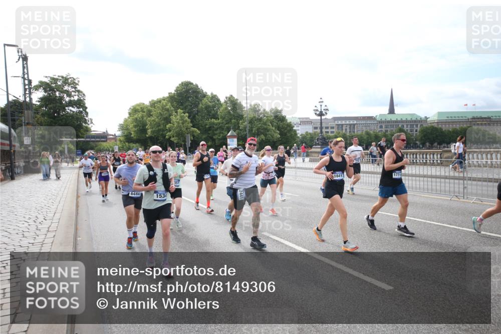 29.06.2025 - hella hamburg halbmarathon Jannik Wohlers http://msf.ph/oto/8149306 29.06.2025 10:19:17 Lombardsbrücke 1145, 1534, 2357, 2405, 2441, 2918, 2993, 2995, 3446, 3678, 4108, 4110, 4170, 4562, 4570, 4979, 5035, 5123, 5251, 5849, 5878, 6444, 6796, 6797, 6872, 6874, 6939, 7248, 7249, 7836, 7917, 8146, 8427, 8537, 10349, 10540, 10594, 11999, 12066, 12615, 12618, 12859, 13342, 13567, 13611, 13821, 14054, 14808, 14953, 14957, 15014, 15323, 15423, 16159, 16190, 16886, 17311, 17613, 17714, 18322, 18335, 18371, 18405, 18417, 18686, 18698, 18755, 18843 meine-sportfotos.de