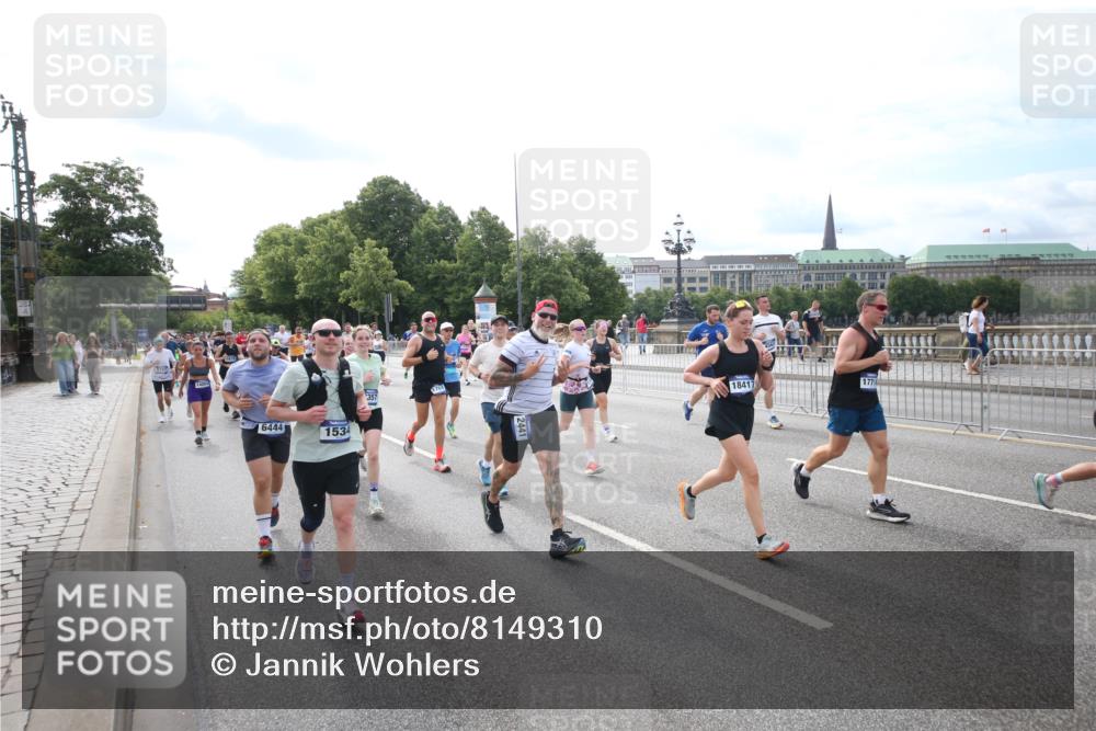 29.06.2025 - hella hamburg halbmarathon Jannik Wohlers http://msf.ph/oto/8149310 29.06.2025 10:19:17 Lombardsbrücke 1145, 1534, 2357, 2405, 2441, 2918, 2993, 2995, 3446, 3678, 4108, 4110, 4170, 4562, 4570, 4979, 5035, 5123, 5251, 5849, 5878, 6444, 6796, 6797, 6872, 6874, 6939, 7248, 7249, 7836, 7917, 8146, 8427, 8537, 10349, 10540, 10594, 11999, 12066, 12615, 12618, 12859, 13342, 13567, 13611, 13821, 14054, 14808, 14953, 14957, 15014, 15323, 15423, 16159, 16190, 16886, 17311, 17613, 17714, 18322, 18335, 18371, 18405, 18417, 18686, 18698, 18755, 18843 meine-sportfotos.de