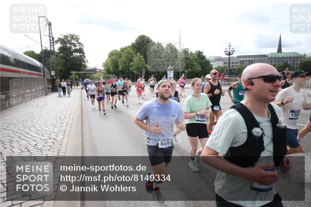 29.06.2025 - hella hamburg halbmarathon Jannik Wohlers http://msf.ph/oto/8149334 29.06.2025 10:19:18 Lombardsbrücke 1145, 1534, 2357, 2405, 2441, 2918, 2993, 2995, 3446, 3678, 4108, 4110, 4170, 4562, 4570, 4979, 5035, 5123, 5251, 5849, 5878, 6444, 6796, 6797, 6872, 6874, 6939, 7248, 7249, 7836, 7917, 8146, 8427, 10349, 10540, 10594, 11999, 12066, 12615, 12618, 12859, 13342, 13567, 13611, 13821, 14054, 14428, 14808, 14953, 14957, 15014, 15323, 15423, 16159, 16190, 16886, 17311, 17613, 17714, 18322, 18335, 18371, 18405, 18417, 18686, 18698, 18755, 18843 meine-sportfotos.de